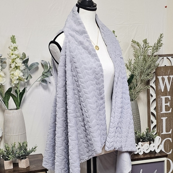 MARCUS ADLER NEW YORK | FAUX FUR WRAP VEST - NWT! - Picture 9 of 14